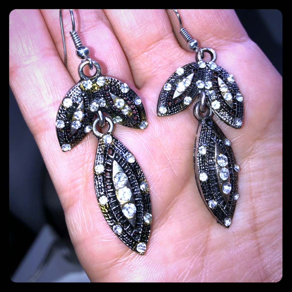 Dangling Earings - Picture 2 of 2